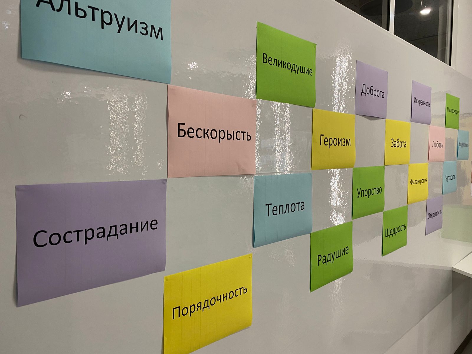 Не деньгами, а сердцем: в школе «Абсолют» прошла особая линейка, посвященная Дню благотворительности